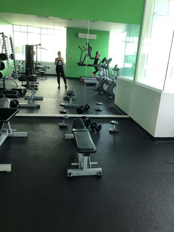 Swimming pool with sun deck and green wall PH Vivendi Tower Edison Park Panama