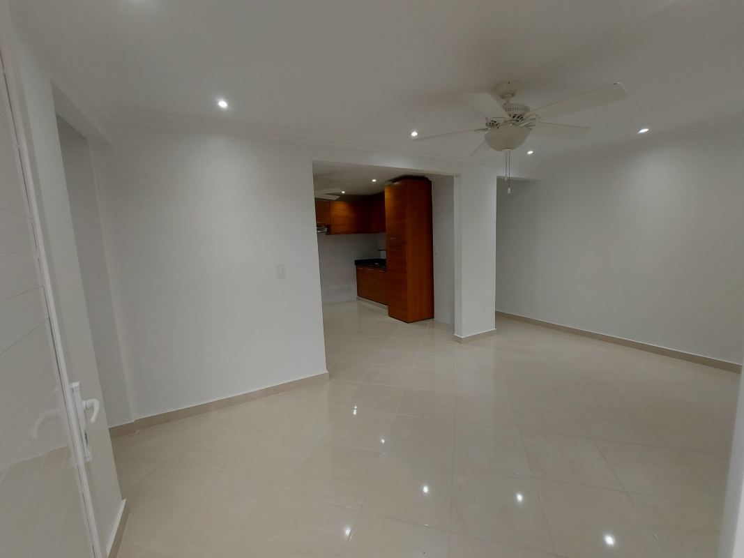 Spacious living and dining area with tile flooring and open layout in Campo Lindbergh annex near Costa del Este