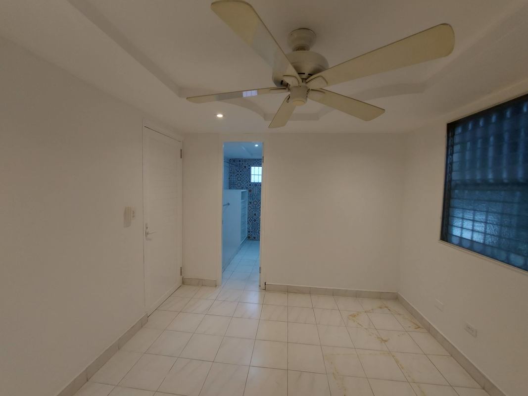 Full bathroom with bathtub, decorative tiles in master suite of duplex annex Campo Lindbergh Costa del Este