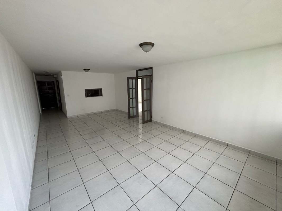 Bathroom with walk-in shower, pedestal sink, tiled walls and ventilation window at PH Via Porras San Francisco