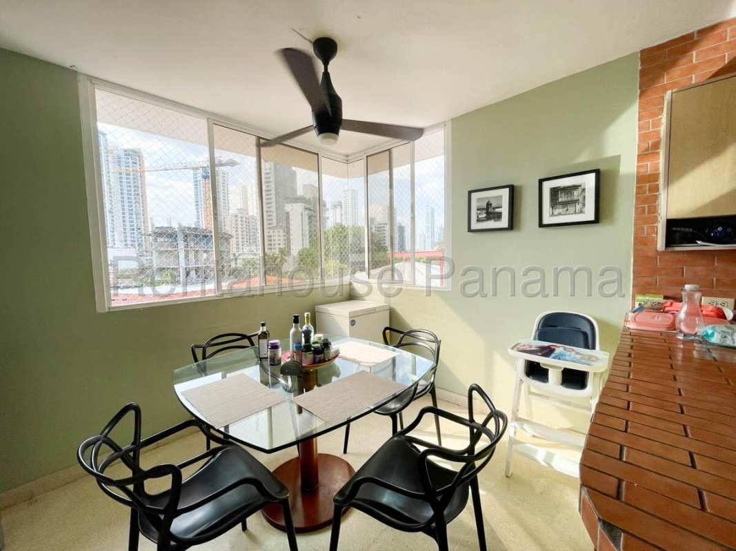 Open dining area with city views and large windows in Coco del Mar apartment Panama