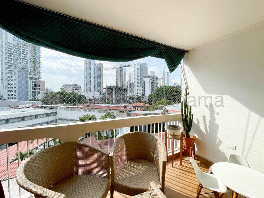 Master bedroom with full ocean views, walk-in closet, Coco del Mar apartment Panama