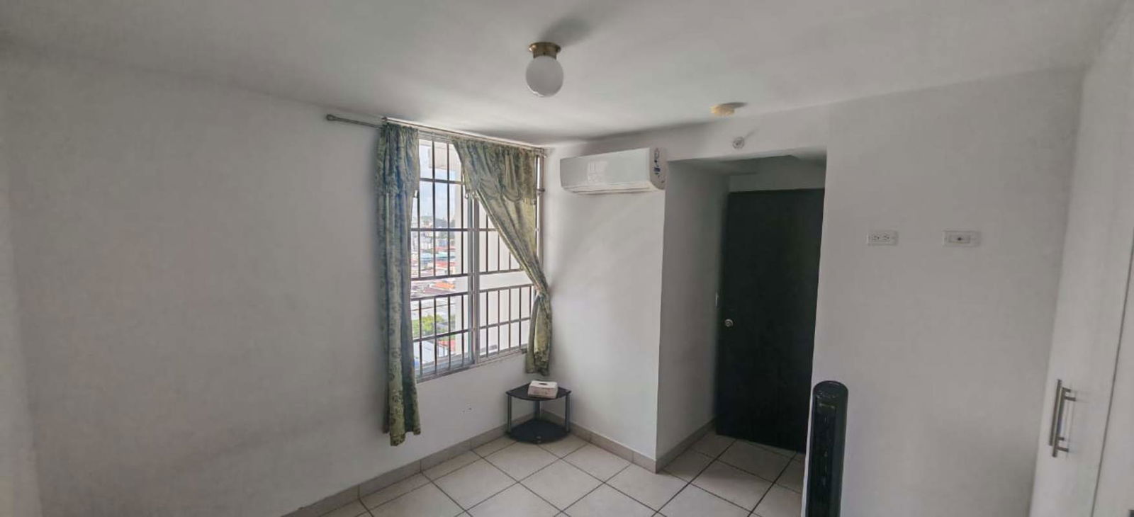 Bedroom with AC, window security bars, tiled floor in PH Parque Lefevre Panama