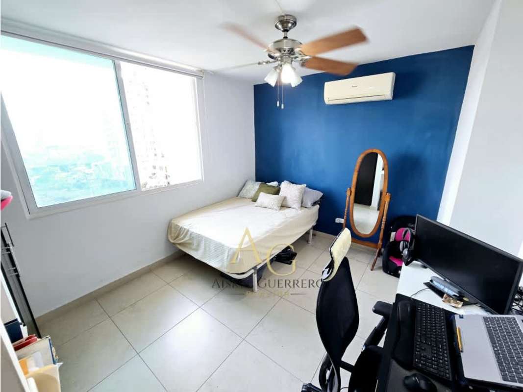 Second bedroom built-in closet inverter AC spacious window PH Parklane Tower Panama City