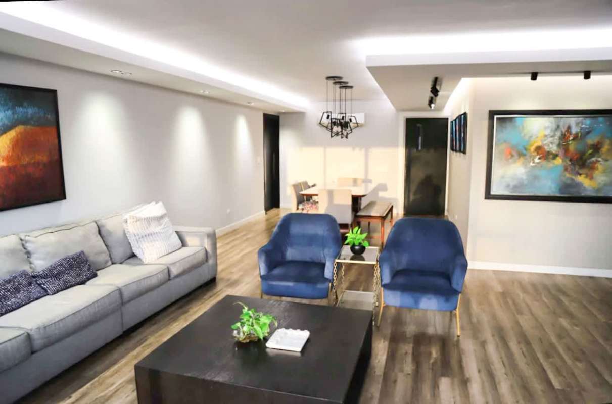 Spacious living room full of light, floor-to-ceiling windows at PH San Francisco Country Park Panama