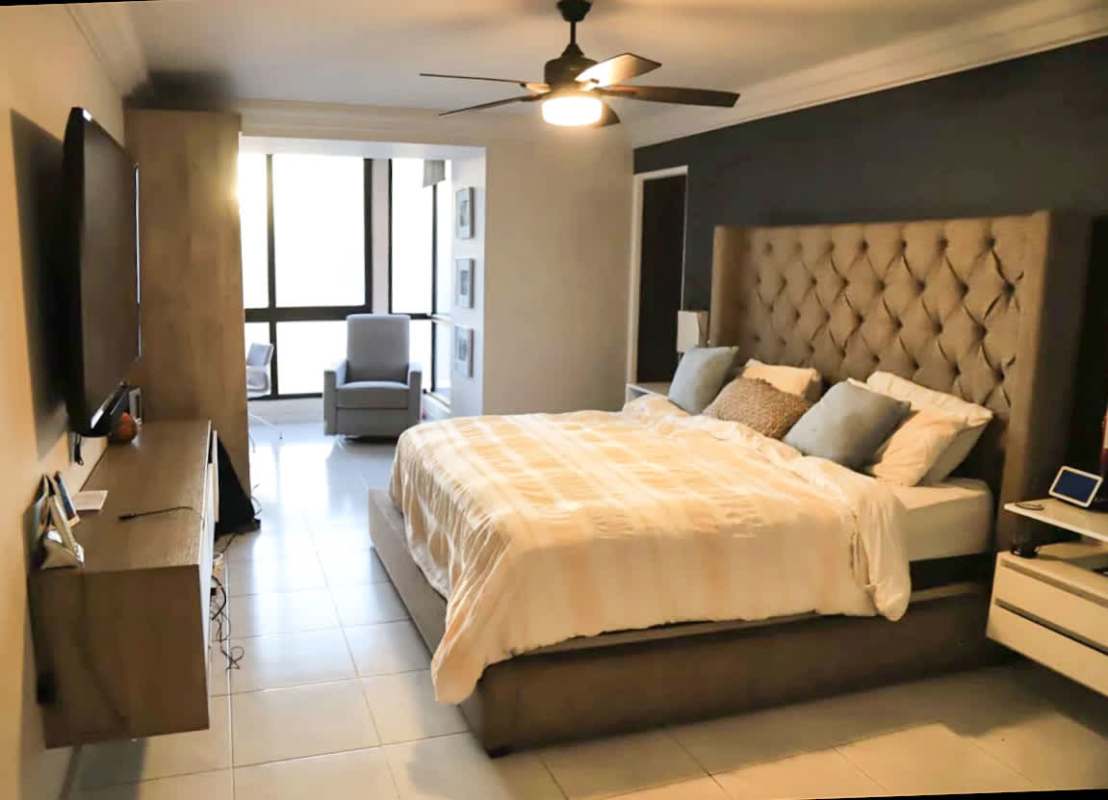 Master bedroom with king bed and floor-to-ceiling window at PH San Francisco Country Park Panama