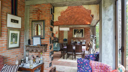 Guest cabins with private bathrooms in eco retreat Altos del María