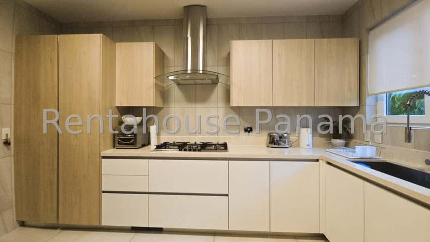 Large bright master bedroom with ensuite bathroom in The Woods Santa Maria Panama