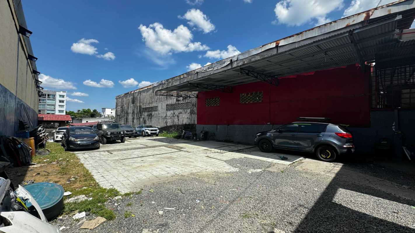 Exterior lot with industrial warehouse building and multiple parked cars Panama City