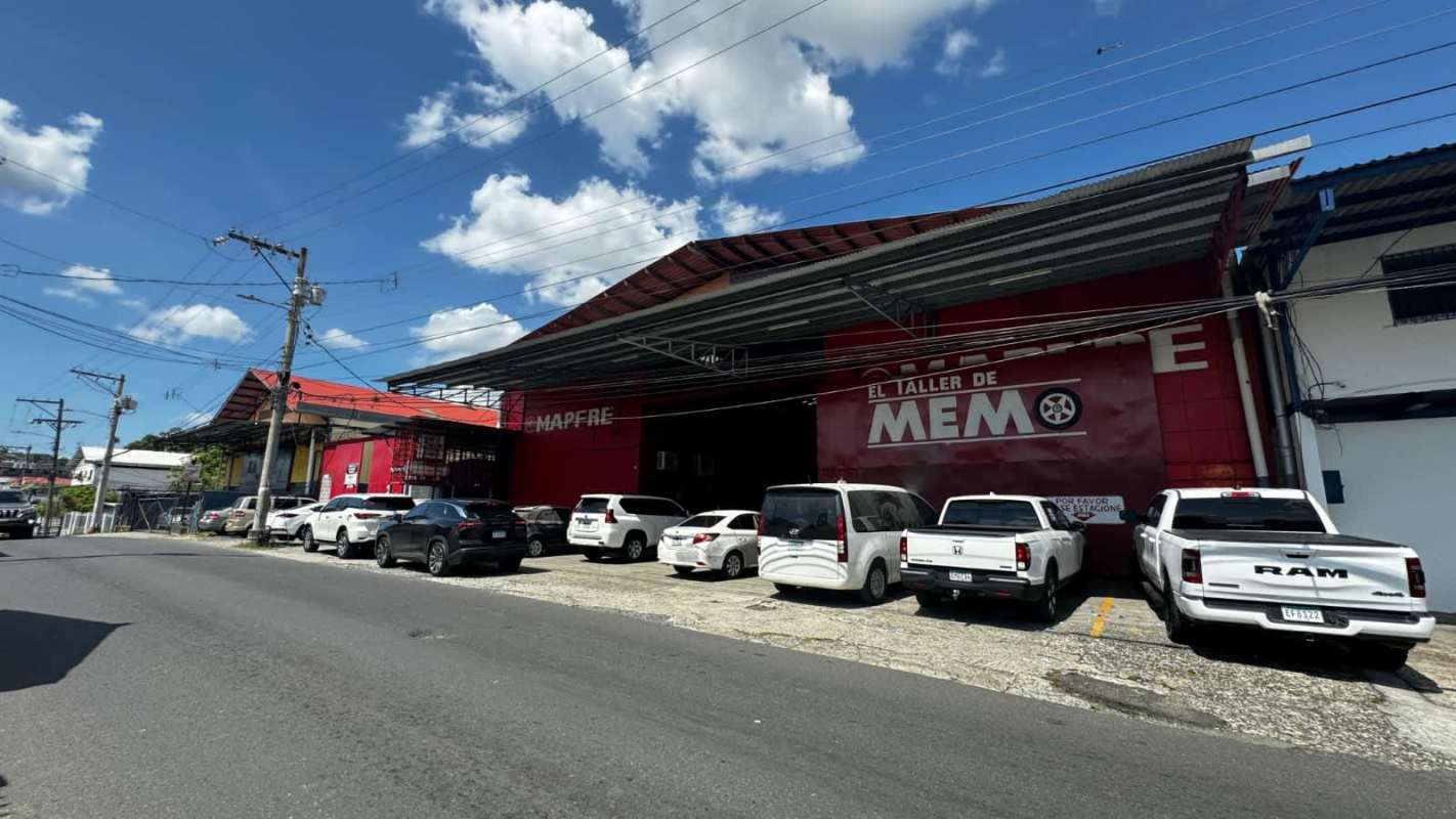 Entrance area and parking spaces of an industrial warehouse complex in Panama City