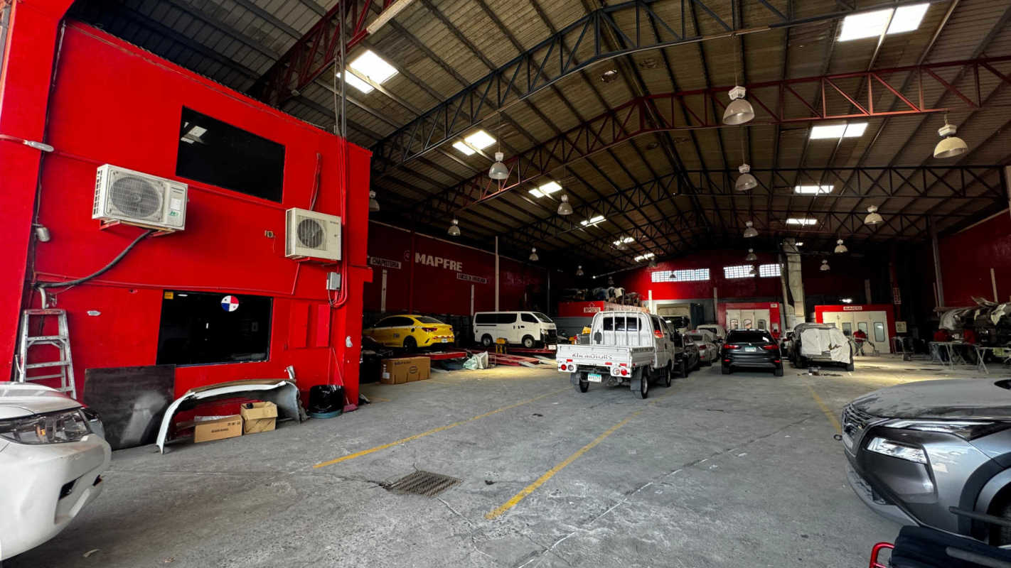 Large interior workshop area with vehicles and red mezzanine Panama commercial land