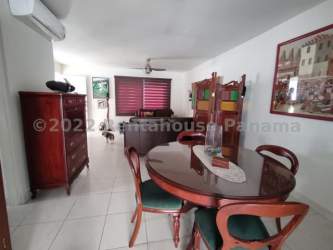 Spacious living room with air conditioning, tile flooring and ceiling fan in Costa Verde house