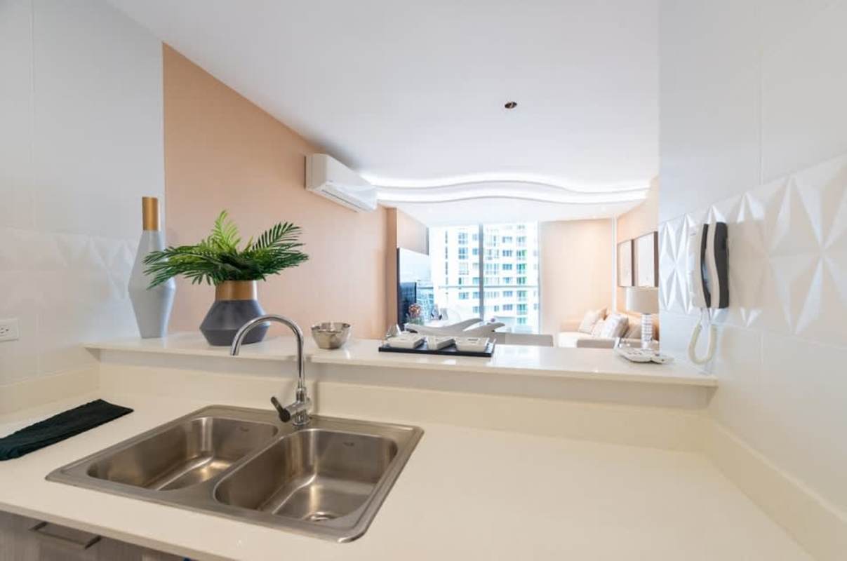 Infinity rooftop pool overlooking city skyline at PH Vivendi Green Edison Park Panama