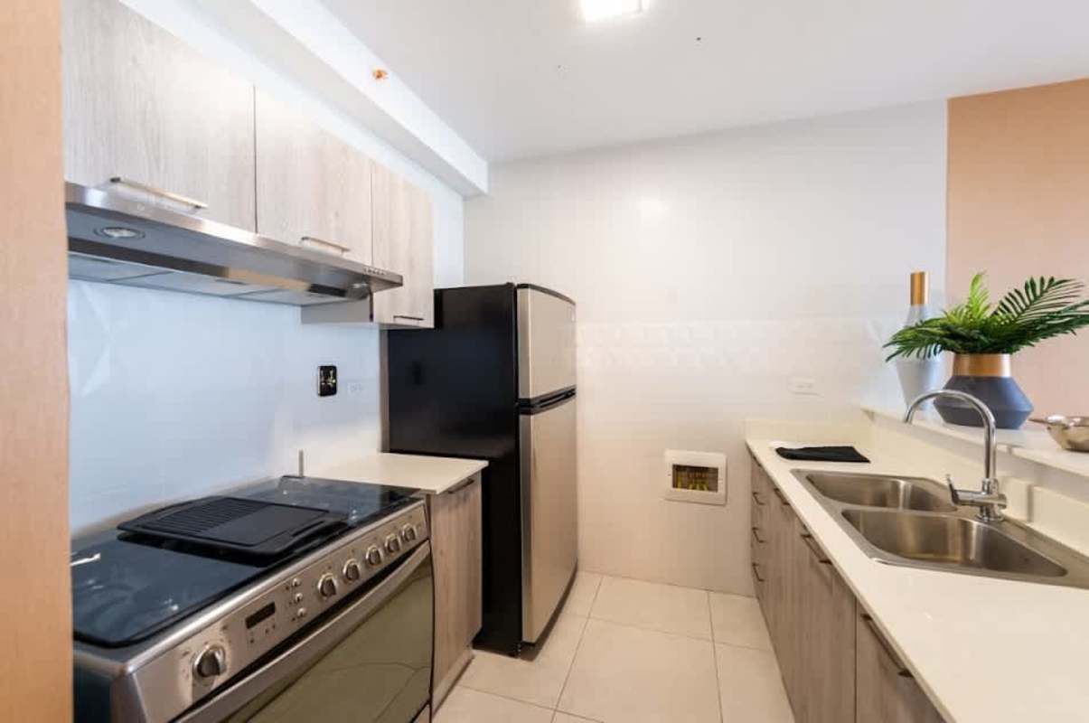 Rooftop terrace with city skyline view, modern seating, artificial grass PH Vivendi Green Panama