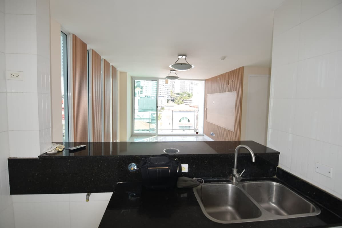 Modern kitchen with granite countertops and appliances PH Bela Vita Panama