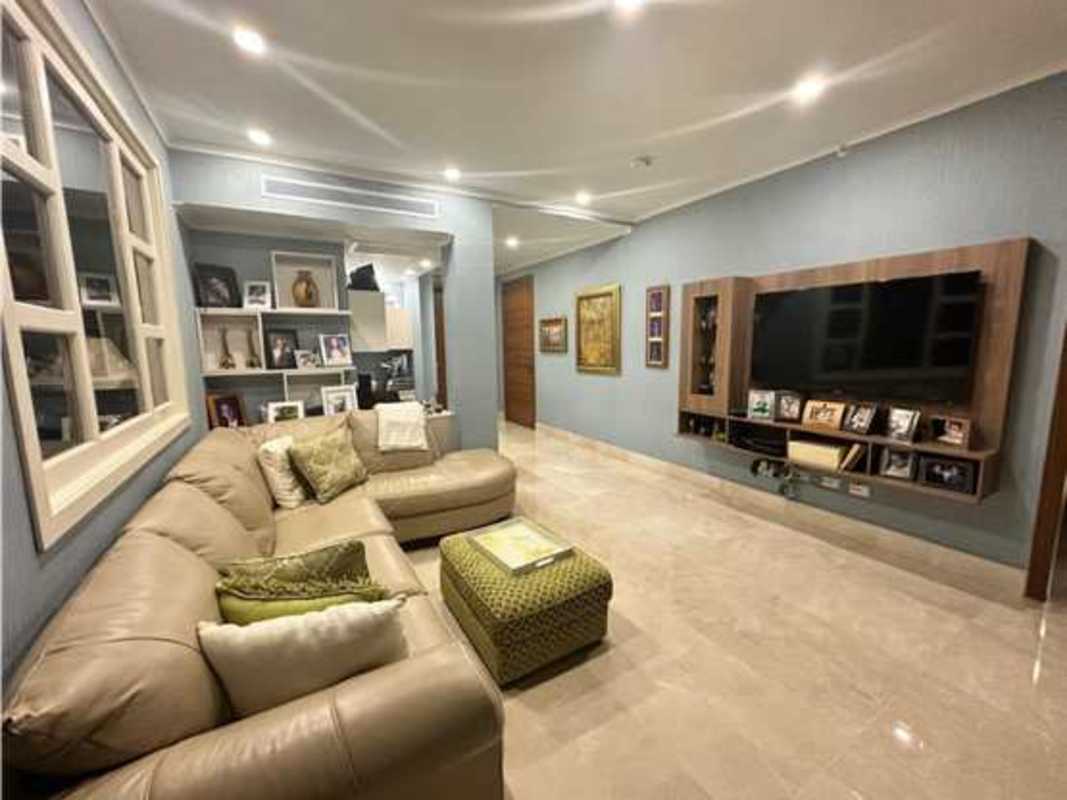 Elegant dining space with natural lighting in PH The Crescent Santa María Panama