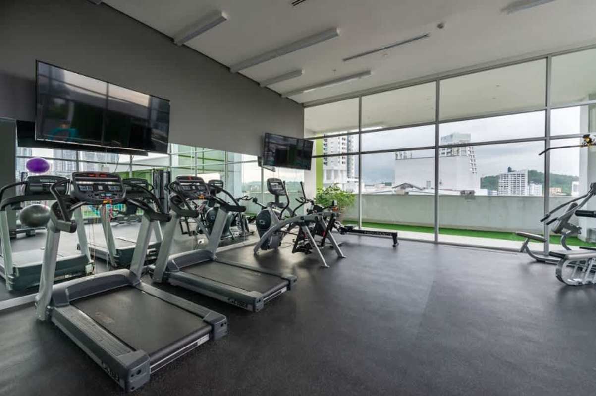 Fully equipped modern fitness center with city views at PH Vivendi Green Edison Park