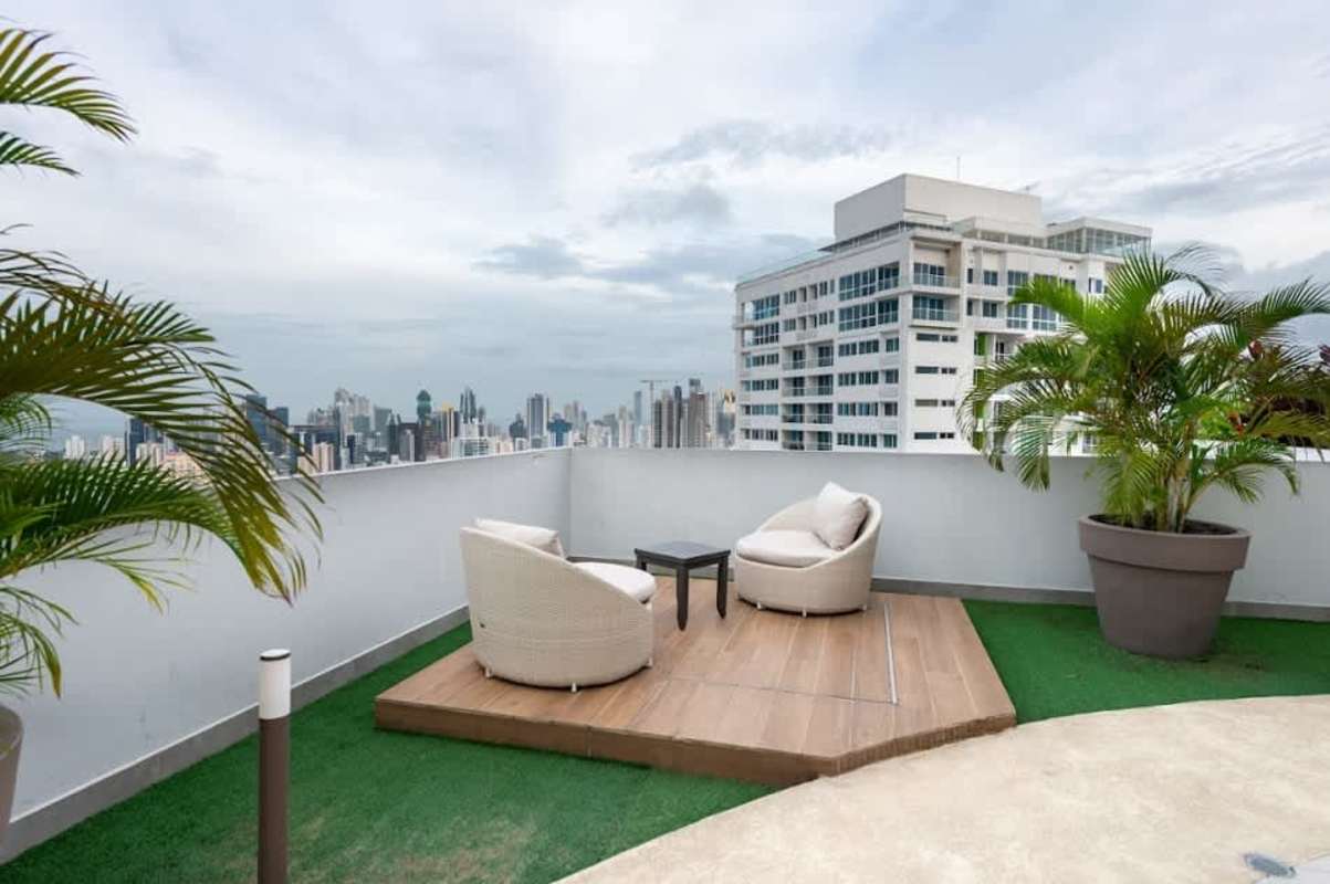 Infinity rooftop pool and sun deck city skyline view PH Vivendi Green Edison Park