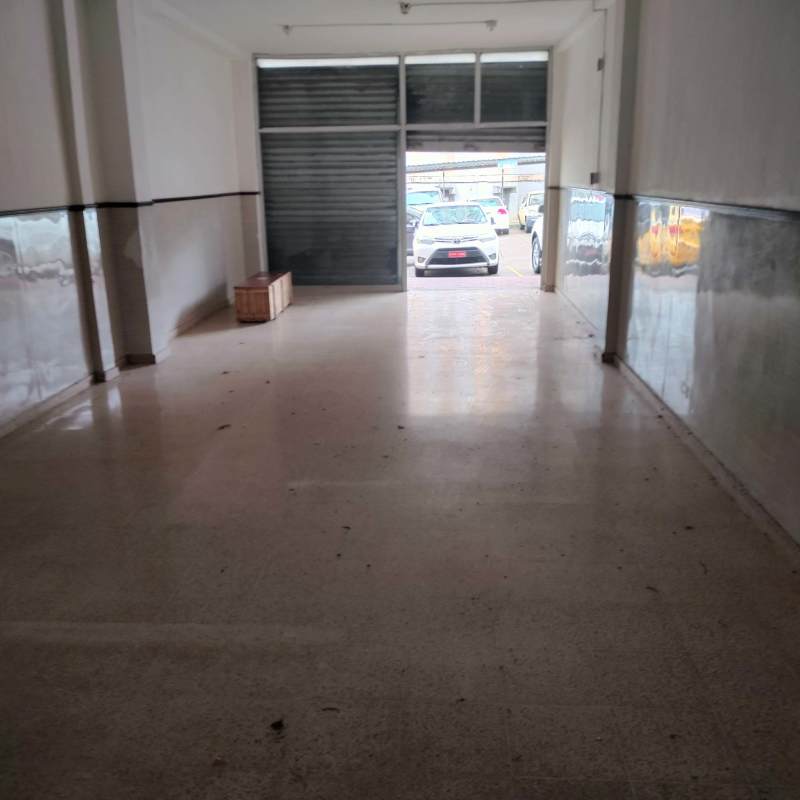 Garage door roll-up entrance with multifunctional open space commercial unit in Panama City