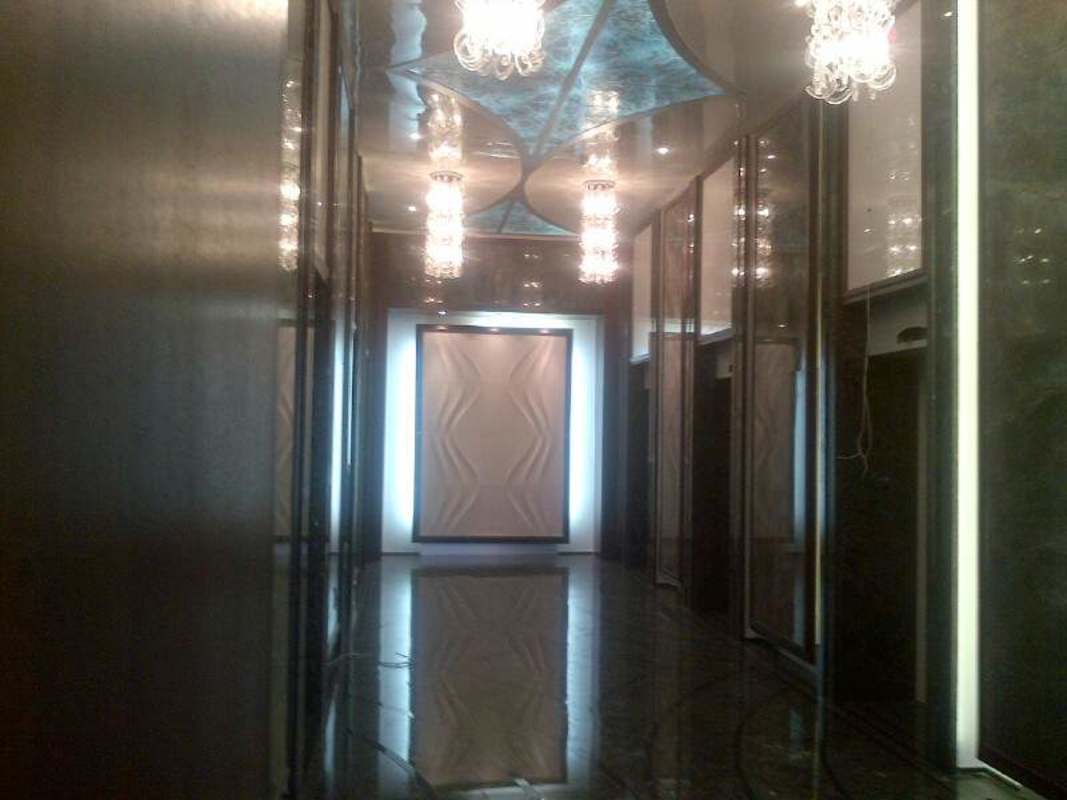 Elegant marble corridor with chandeliers and mirrored walls in PH BICSA Financial Center Panama