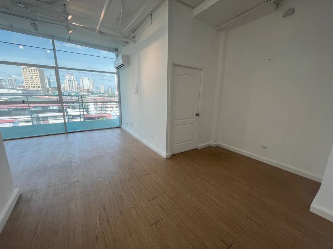 Commercial locale terrace view synthetic grass Obarrio Panama