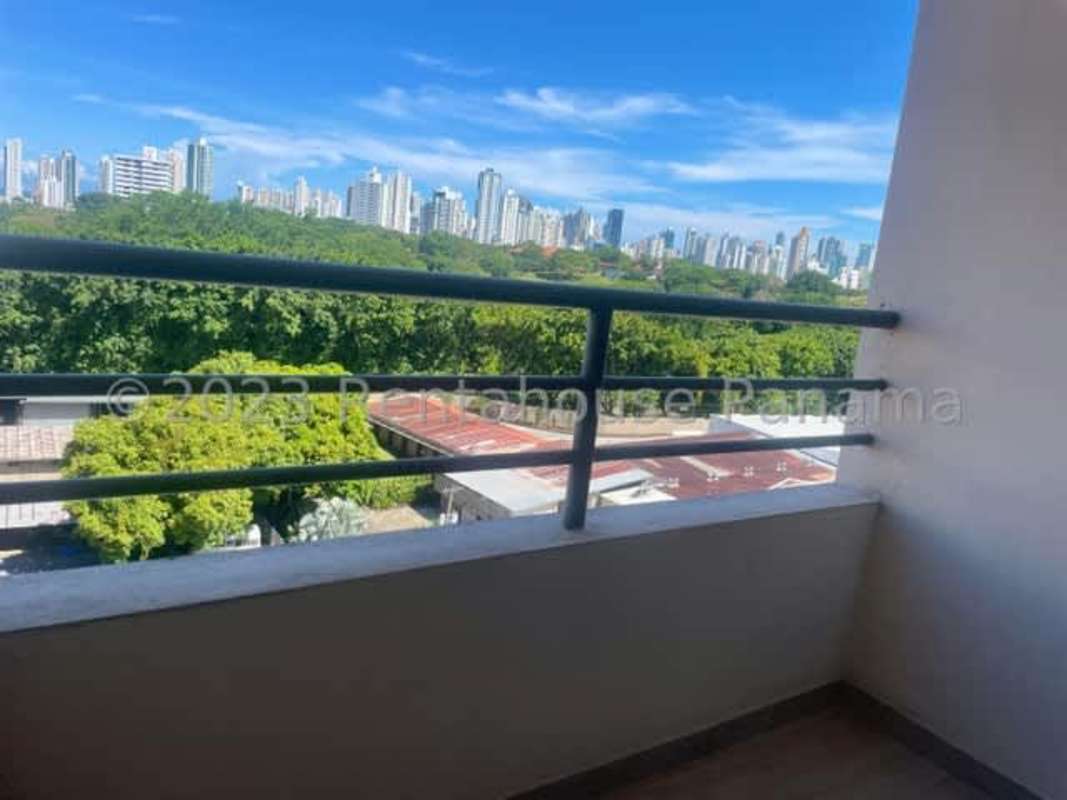 Private balcony with panoramic views of Parque Omar and Panama City Skyline at PH Sky Park Carrasquilla