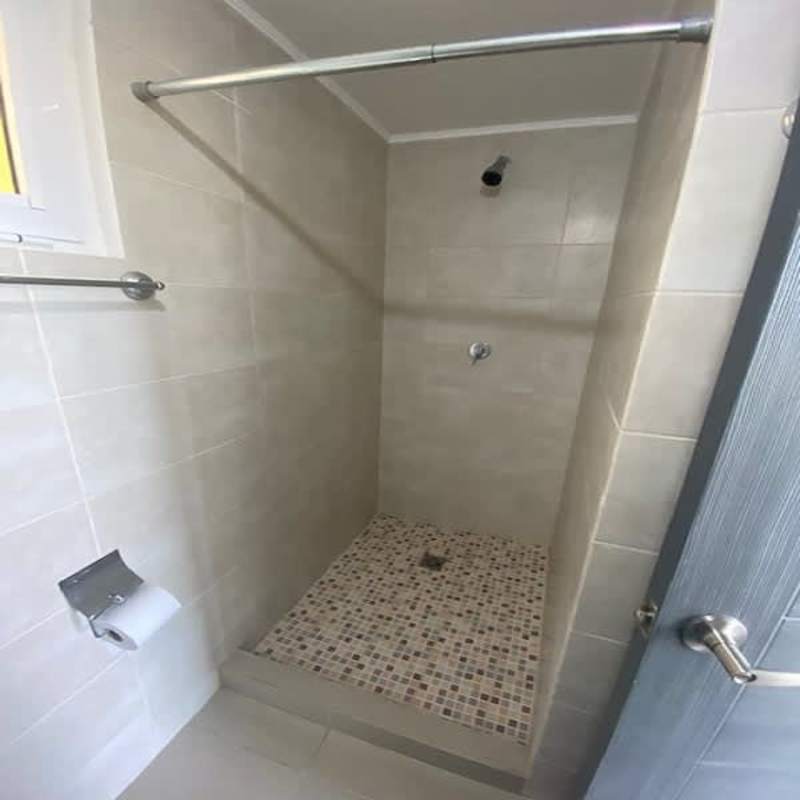 Contemporary bathroom with pedestal sink, mirror, and tiled walk-in shower in PH Diadema