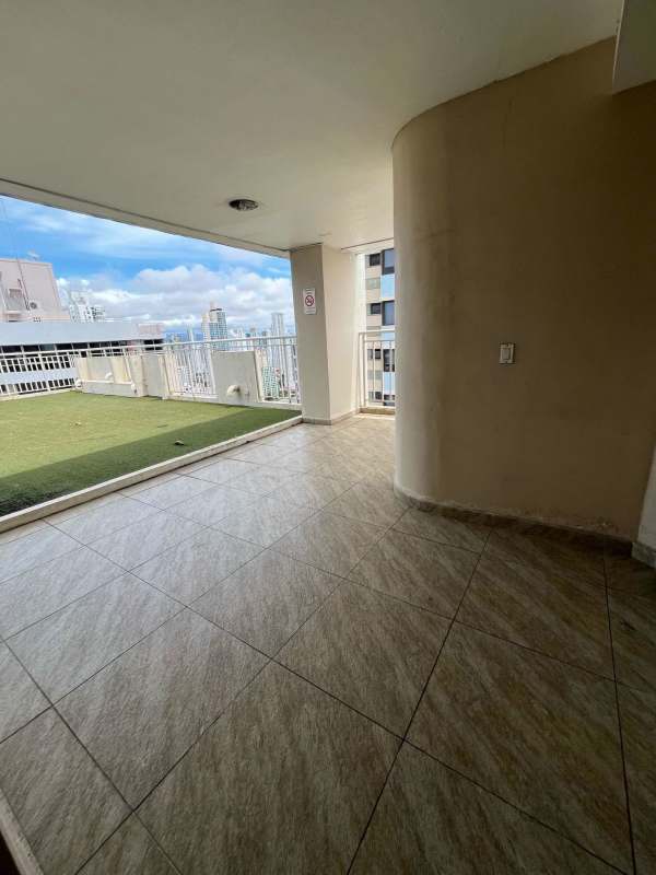 Master suite with skyline view, AC, and closet at PH Bahía San Francisco Panama.