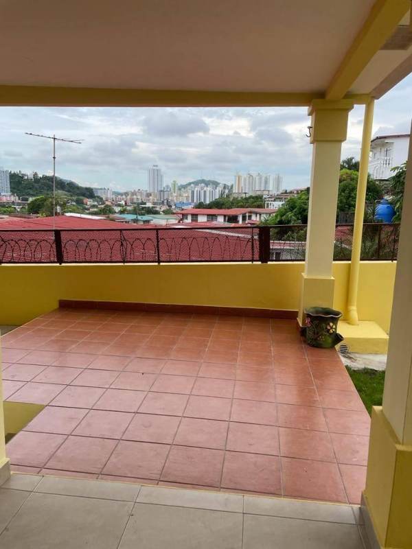 Spacious kitchen with granite countertops and wood cabinets in Betania house Panama