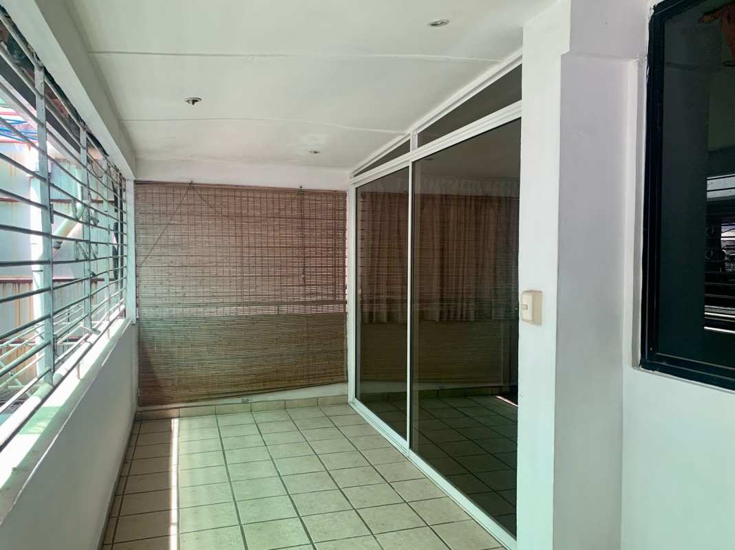 Versatile space as office or third bedroom with built-in fixtures in Deco Plaza Panama