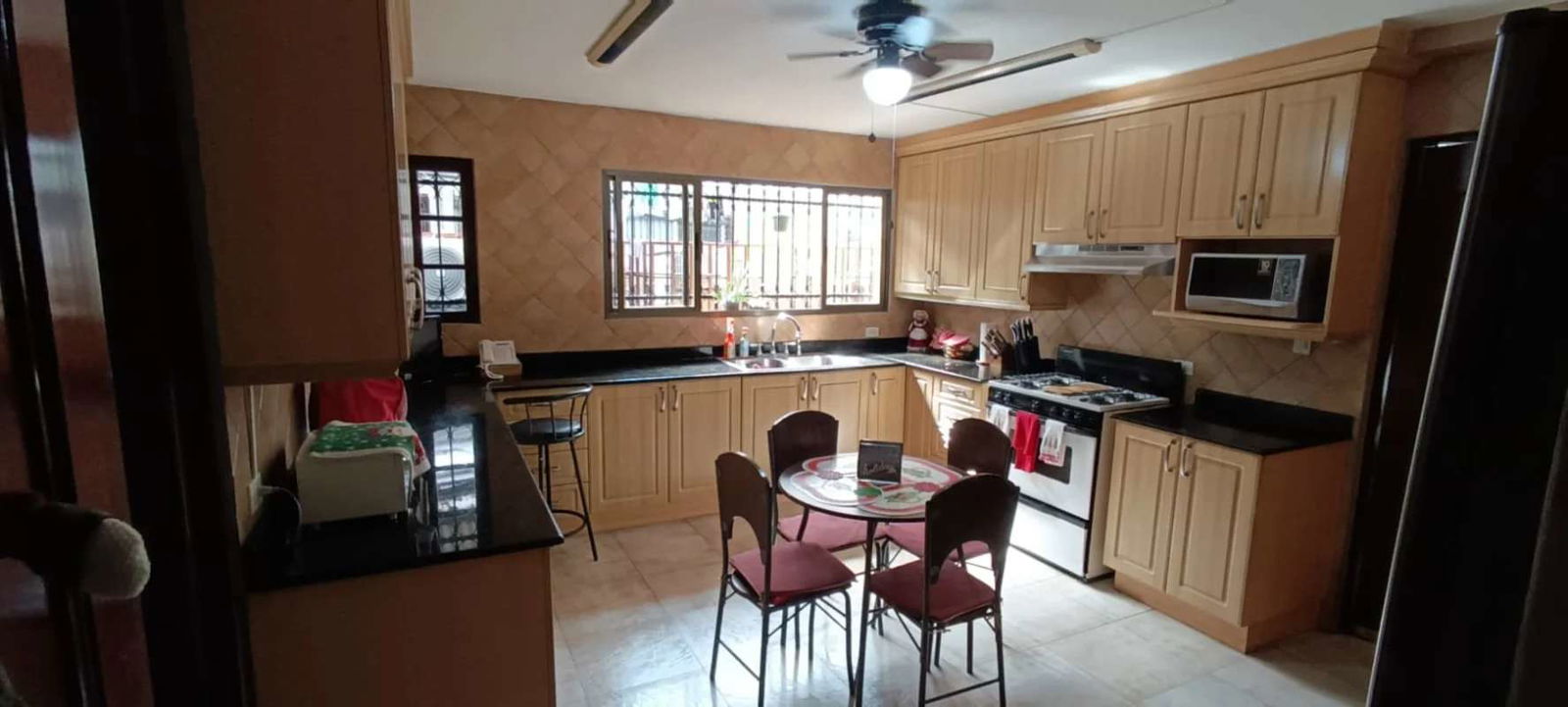 5BR Family Home with Pool in La Alameda El Dorado