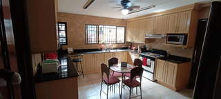 House for Sale in Los Angeles - 5 bedrooms