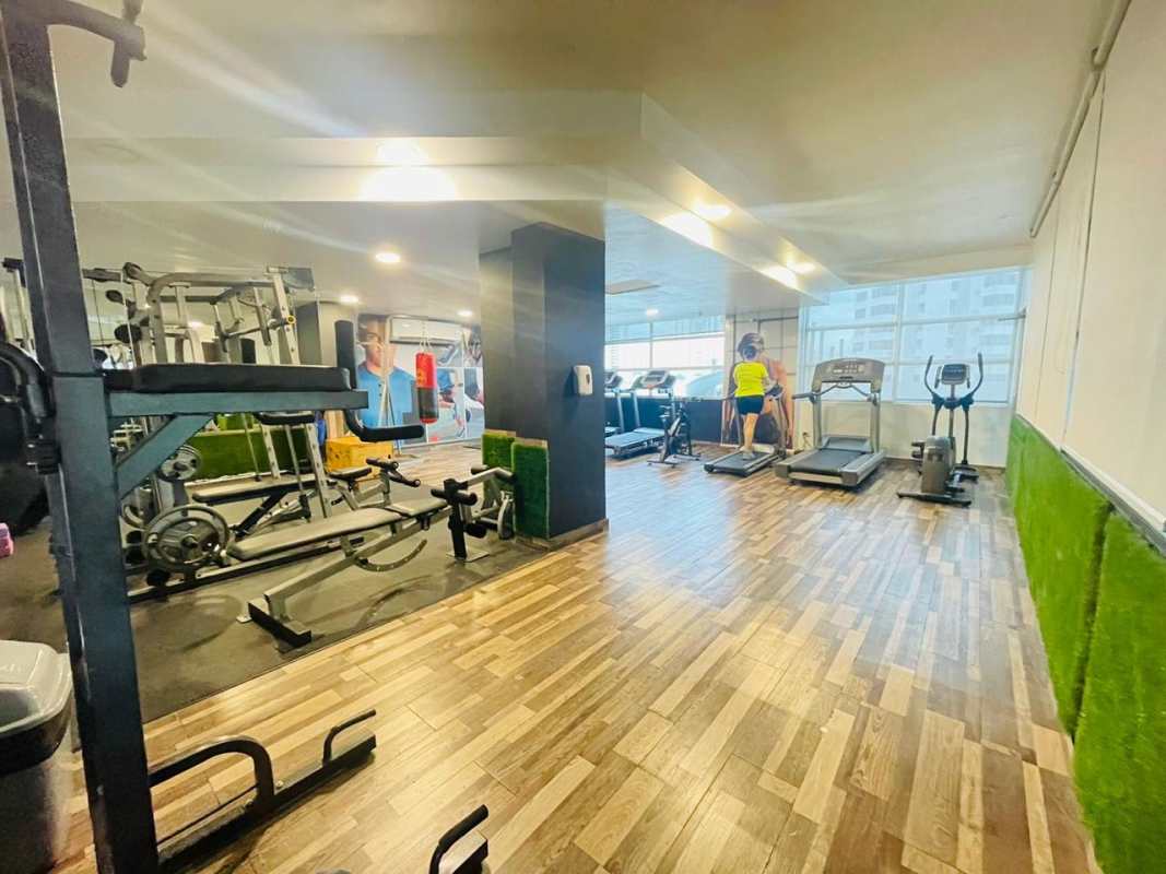 Modern gym equipped with machines and large windows San Francisco PH Famagosta Loft