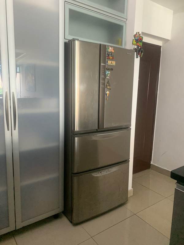 Modern kitchen with breakfast bar glass cabinets PH Famagosta Loft Panama City