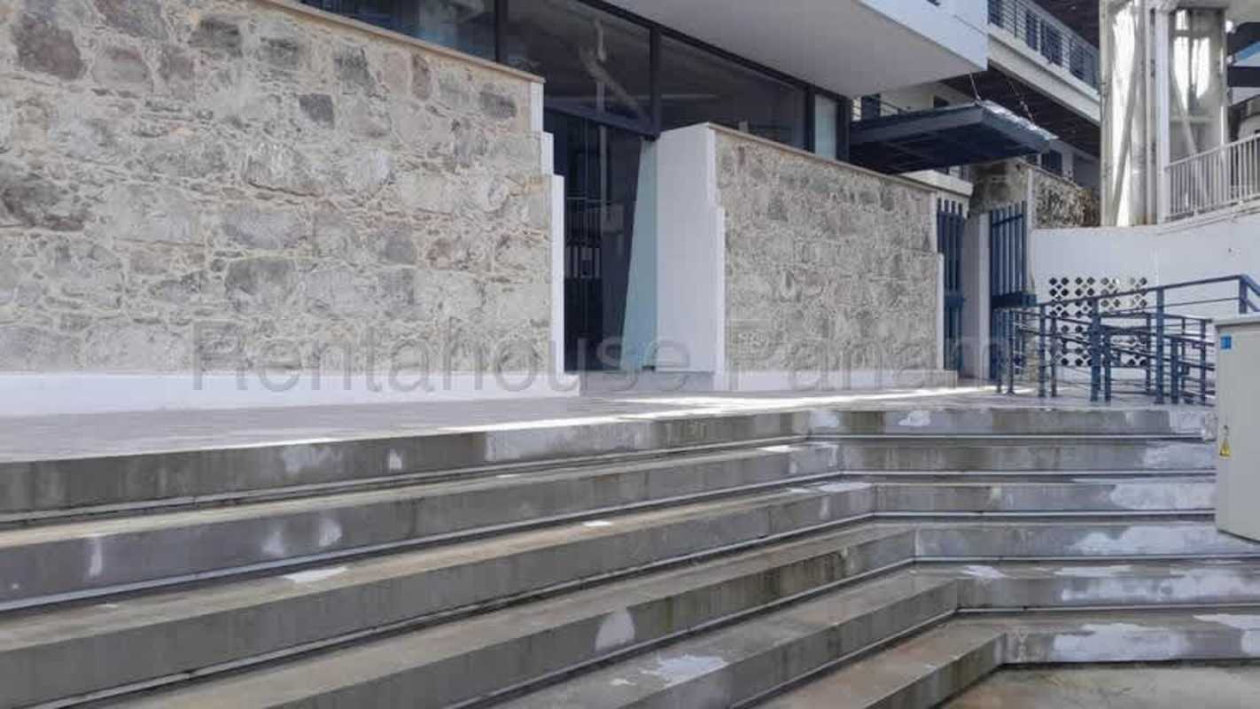 Unfinished commercial interior for rent in Casco Viejo historic area perfect for customization.