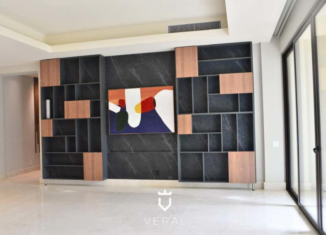 Spacious living room with built-in shelving, marble floors, balcony access in PH Santa Maria Court Panama