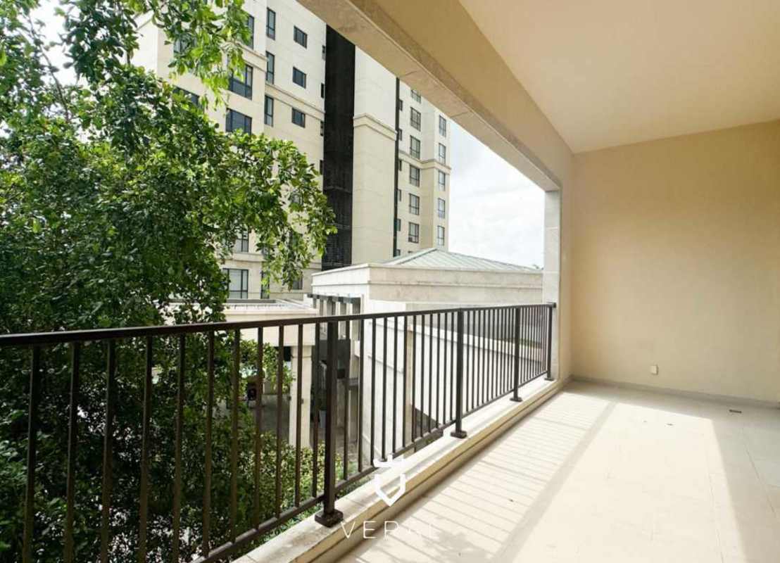 Covered balcony overlooking golf course and city skyline at PH Santa Maria Court Panama