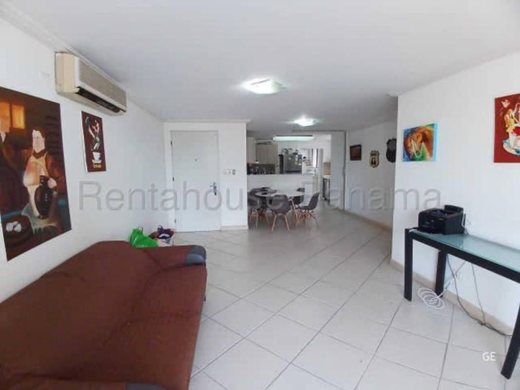 Panoramic balcony with city skyline views PH Marina Tower Marbella Panama