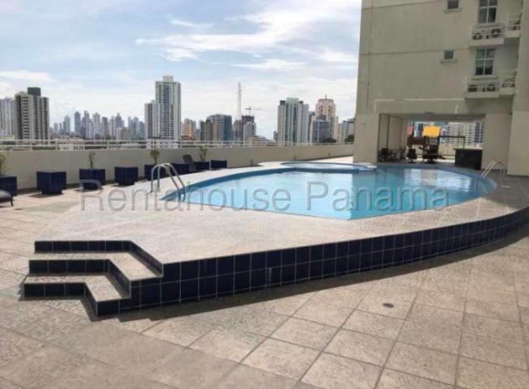 Rooftop swimming pool overlooking Panama City's skyline at PH Vivendi