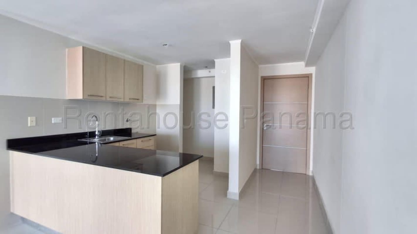 Master bedroom with built-in closet window in PH Torres de Castilla Panama City