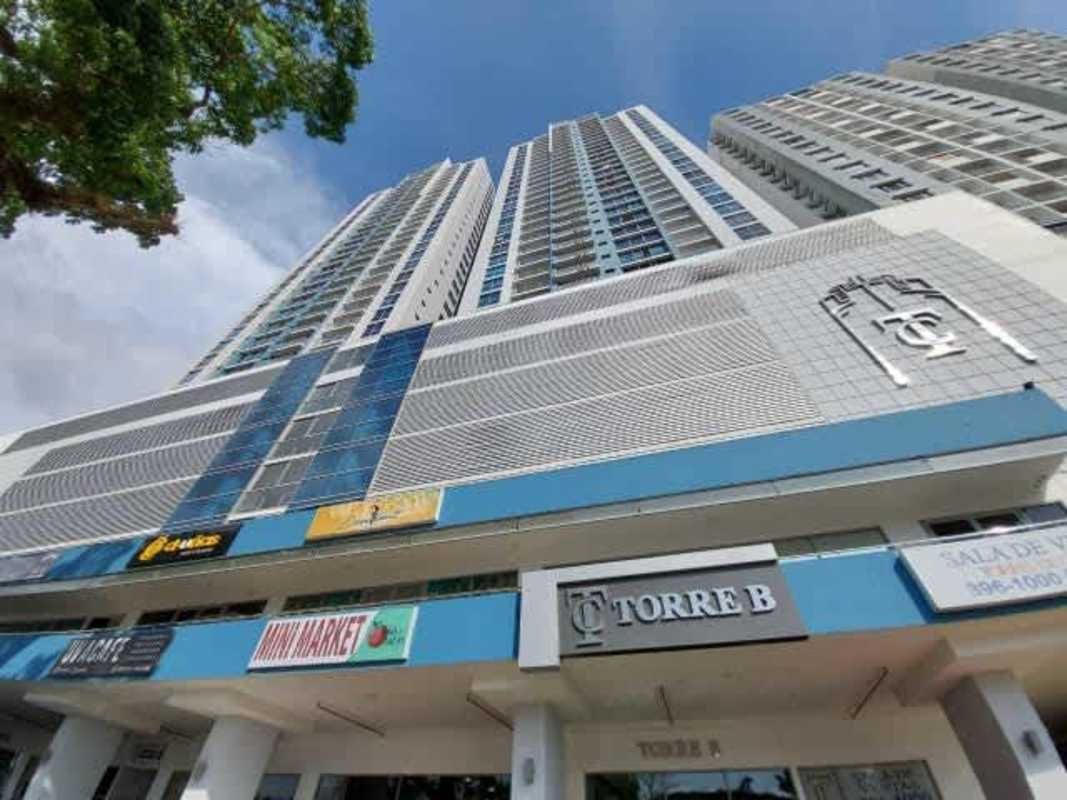 Rooftop infinity pool and lounge area overlooking Panama skyline in PH Torres de Castilla