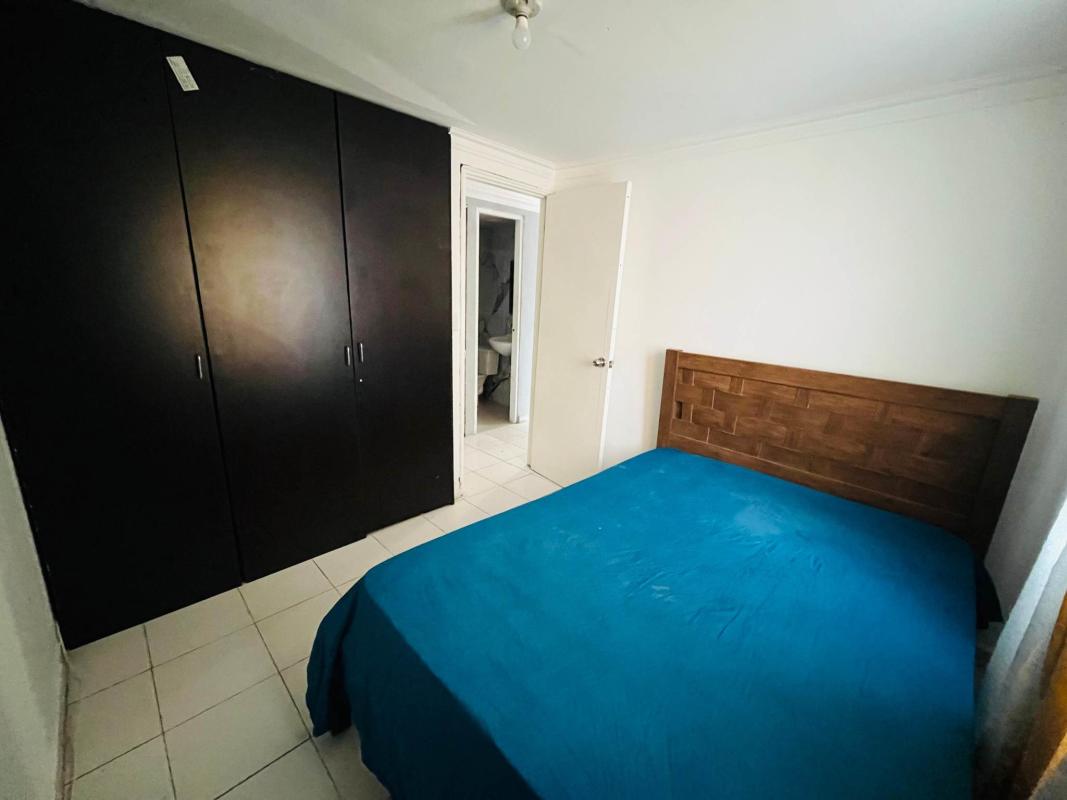 Bedroom with window and closet in PH 12 de Octubre Panama