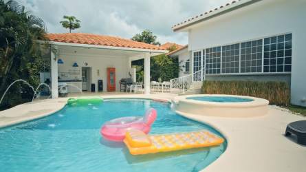 Spacious tropical backyard with private pool, sun loungers and garden at house for rent Coronado Panama