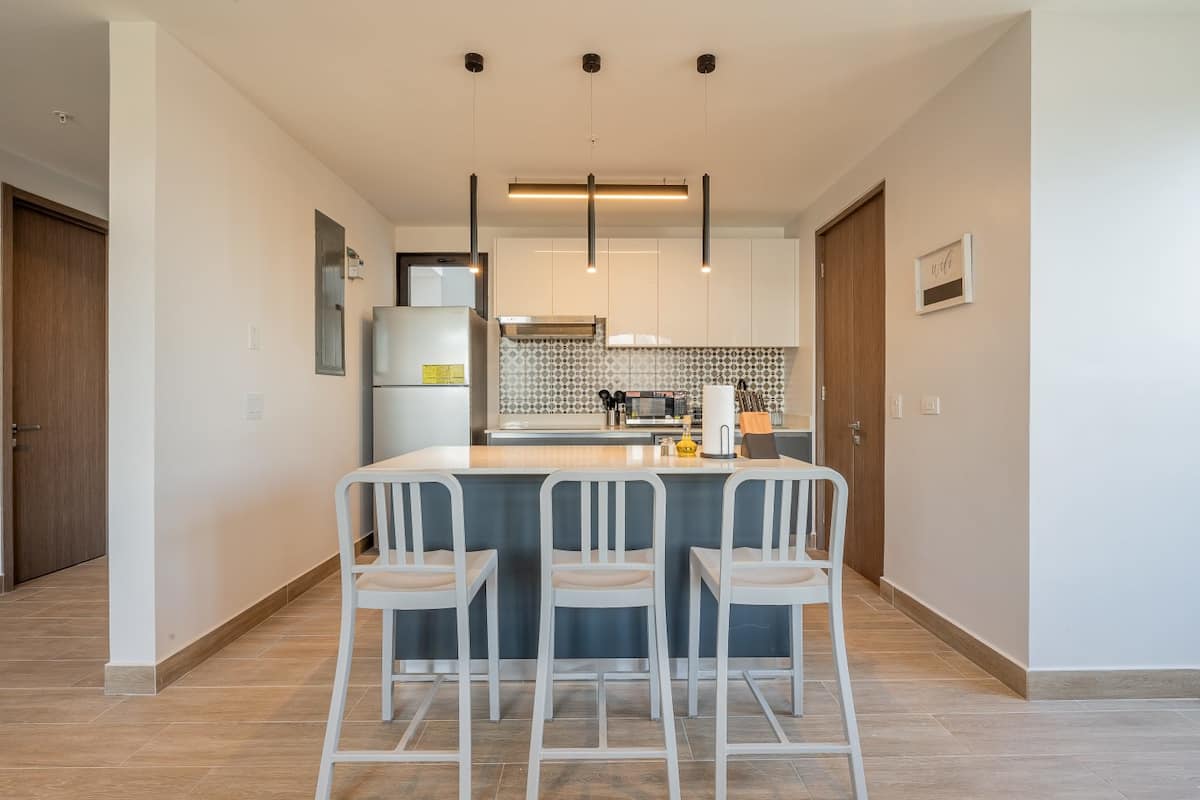Elegantly designed condominium lobby with natural stone accents in PH La Cuadra Casco Antiguo