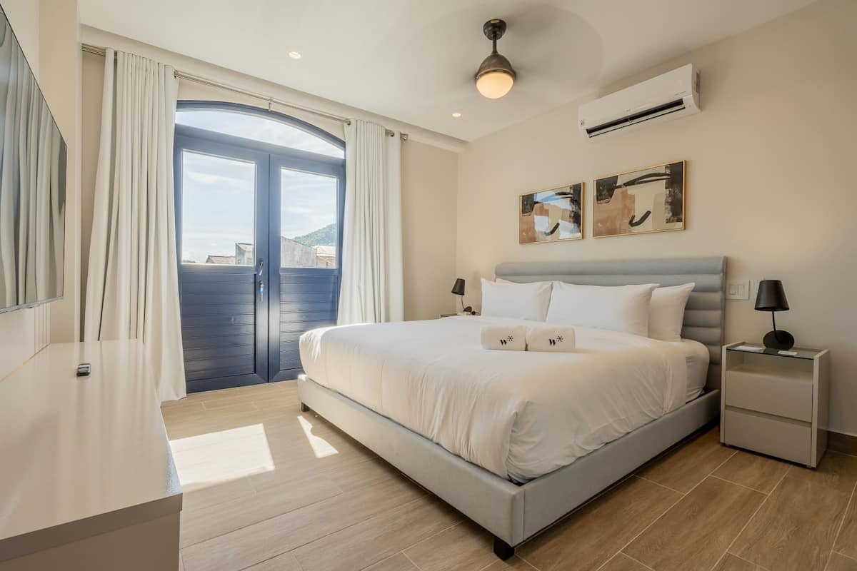 Modern living-dining room with arched windows and bright space in PH La Cuadra Casco Antiguo