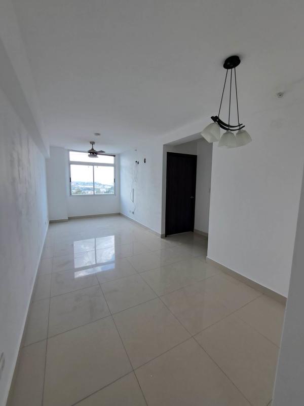 Bedroom with built-in closet, ceiling fan, AC, tiled floor PH Torres de Montserrat Panama