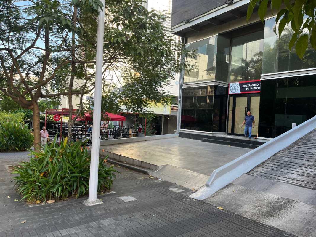Modern 705 m² Commercial Building with Parking in Bella Vista