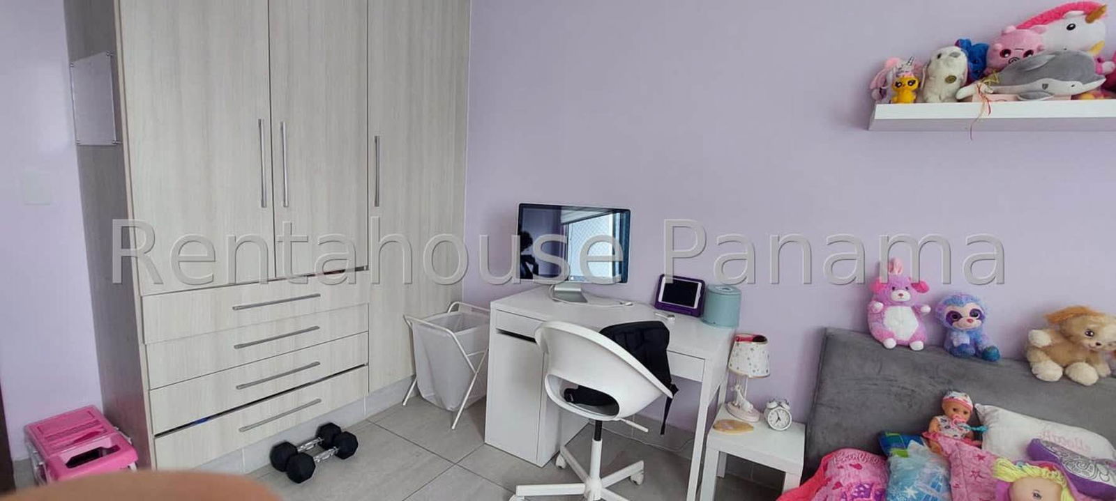 White minimalist kitchen with tiled floor in apartment PH Jade San Francisco Panama