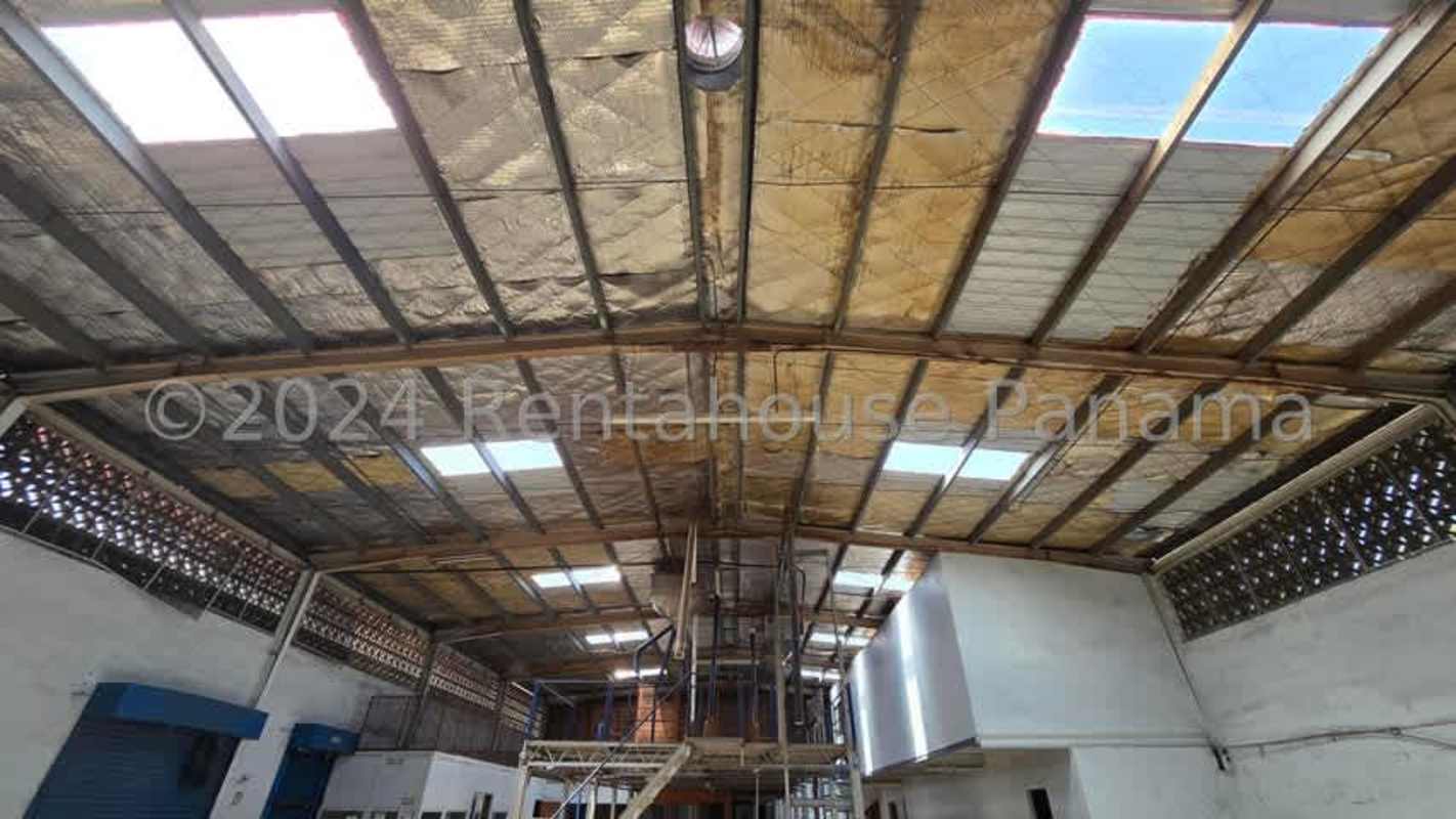 Wide storage hall with mezzanine platform inside commercial warehouse in Juan Diaz
