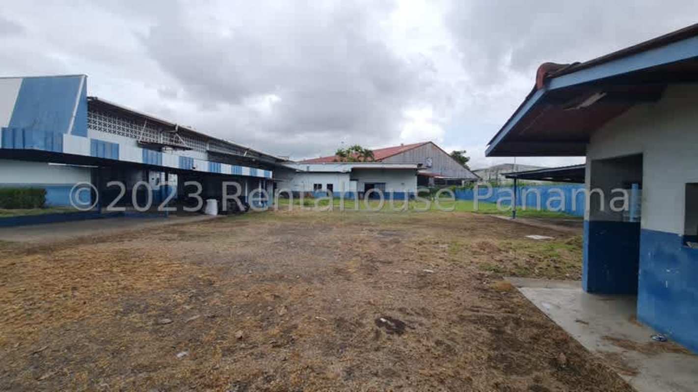 Interior of large warehouse in Juan Diaz with insulated high ceiling, skylights, mezzanine level